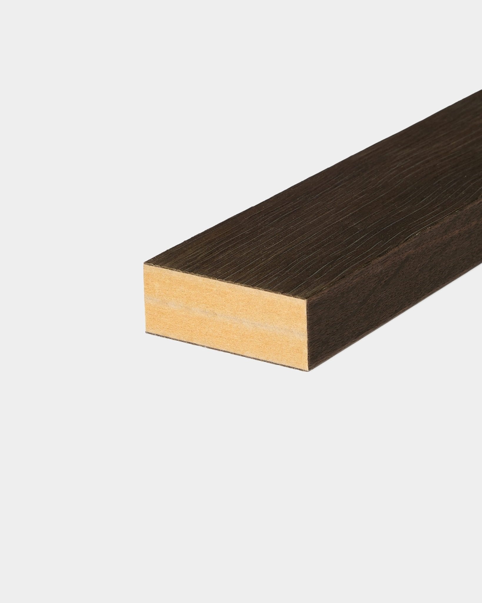 WoodUpp Akupanel eindlamel: rechthoekige akoestische houten lamel met donkerbruine zijkanten en een natuurlijke, gezaagde kop op een effen witte achtergrond.